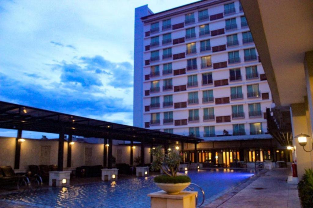 Grand Surya Hotel Kediri Кедири Екстериор снимка