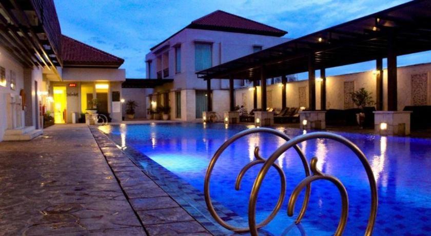 Grand Surya Hotel Kediri Кедири Екстериор снимка