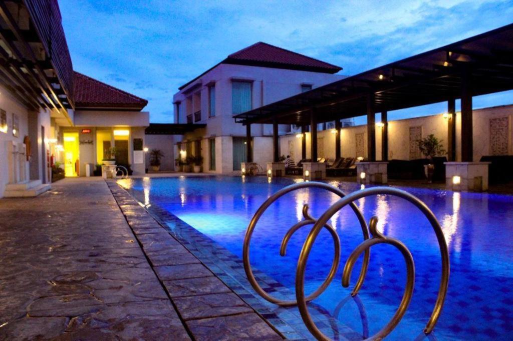 Grand Surya Hotel Kediri Кедири Екстериор снимка